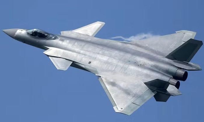 Hiện tại Không quân Mỹ có 185 tiêm kích F-22, nhưng chỉ có 143 chiếc trực chiến. Số máy bay còn lại được sử dụng cho huấn luyện, thử nghiệm và các nhiệm vụ hỗ trợ khác, như vậy quy mô phi đội đã thua J-20.