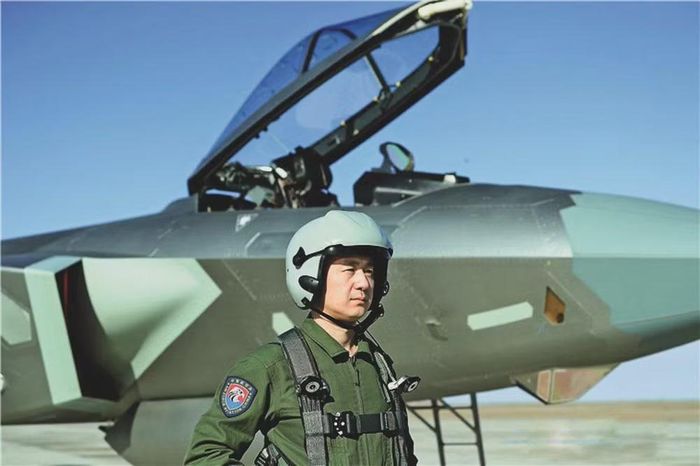 Phân tích hình ảnh vệ tinh cũng cho thấy tính đến tháng 5/2024, tiêm kích J-20 đang phục vụ trong 12 lữ đoàn không quân, với 3 lữ đoàn đã được trang bị lại hoàn toàn bằng loại chiến đấu cơ này. Ngoài ra J-20 đã được đưa vào biên chế của cả 5 bộ tư lệnh chiến khu.
