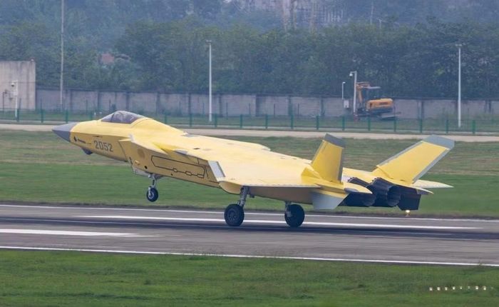 Khi chiếc tiêm kích tàng hình thế hệ năm J-20 đầu tiên được nhìn thấy tại sân bay của Nhà máy hàng không Thành Đô vào cuối năm 2010, nhiều chuyên gia quân sự phương Tây đã hoài nghi về dự án này của Trung Quốc.