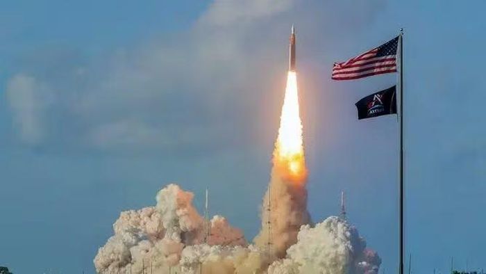 Vào thời điểm đó, NASA đã quan sát thấy bất thường trong vật liệu tại thời điểm tàu vũ trụ quay trở lại bầu khí quyển, vì vậy đối với nhiệm vụ mới, các kỹ sư phải tìm kiếm các đặc tính khối Avcoat đồng nhất hơn.