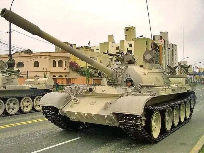 Ngoài ra nước này còn sở hữu 96 xe tăng hạng nhẹ AMX-13, một số được trang bị tên lửa chống tăng Kornet của Nga, và gần 300 thiết giáp chở quân các loại, trong đó phần lớn là UR-416 của Tây Đức sản xuất từ những năm 1960 - 1980 (150 chiếc) và M113 (120 chiếc).