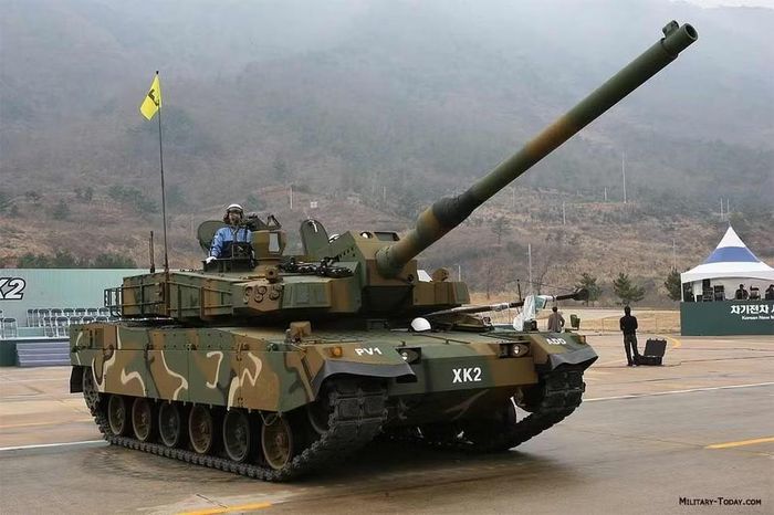 Mới đây Hàn Quốc đã bàn giao 2 xe tăng K2 và 6 xe bọc thép bánh lốp K808 đầu tiên cho Quân đội Peru để phục vụ cuộc duyệt binh. Ban đầu có ý kiến nhận xét việc thực hiện thỏa thuận đạt được giữa hai bên vào năm 2024 diễn ra cực kỳ chậm chạp.