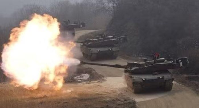 Trang Defense Express cho biết, Hàn Quốc sẽ cung cấp số lượng lớn xe tăng chiến đấu chủ lực (MBT) K2 và xe bọc thép chở quân (APC) K808 cho một trong những khách hàng của mình, và chi phí dự kiến sẽ khá lớn.