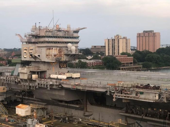 Chiếc USS Enterprise sau đó nó vẫn nằm tại khu neo đậu của nhà máy đóng tàu Newport News ở Virginia nhiều năm, trong khi Hải quân Mỹ nỗ lực tìm kiếm phương pháp xử lý an toàn và tiết kiệm chi phí nhất.