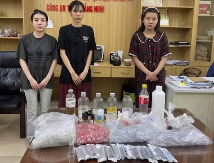 3 đối tượng khác trong đường dây, cùng tang vật bị thu giữ tại cơ quan công an.