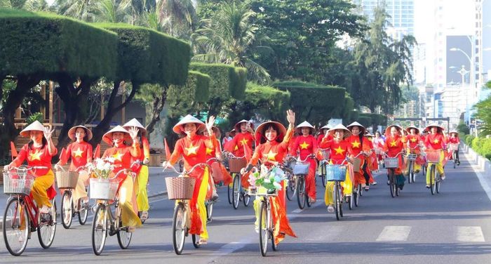 Diễu hành bằng xe đạp trên phố với tà áo dài cờ đỏ sao vàng tại Festival Biển Khánh Hòa 2026.
