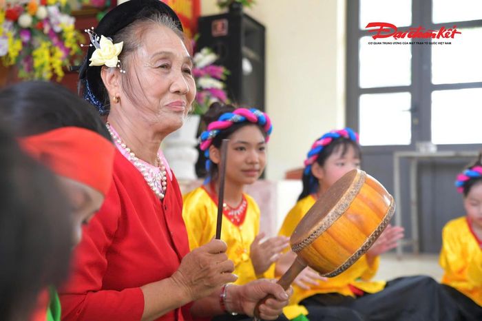 Những buổi học, các nghệ nhân cao tuổi vẫn miệt mài truyền dạy làn điệu, lời cổ và kỹ năng đối đáp cho thế hệ trẻ, góp phần gìn giữ di sản văn hóa dân gian của quê hương.