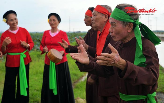 Lời ca mộc mạc nhưng giàu hình ảnh, phản ánh đời sống lao động, tình yêu quê hương, tình cảm lứa đôi và những bài học về đạo lý trong cuộc sống.
