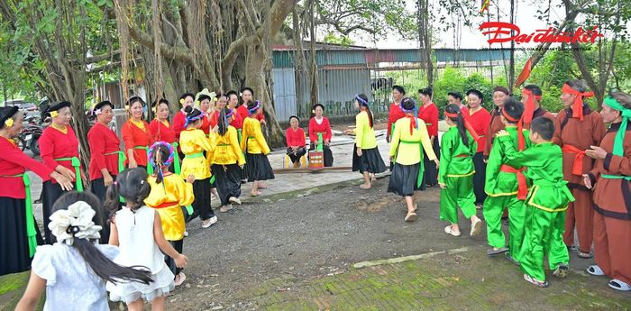 Lớp trẻ học hát thông qua việc tham gia các cuộc hát, quan sát nghệ nhân thực hành, ghi nhớ lời ca và rèn luyện kỹ năng đối đáp. 