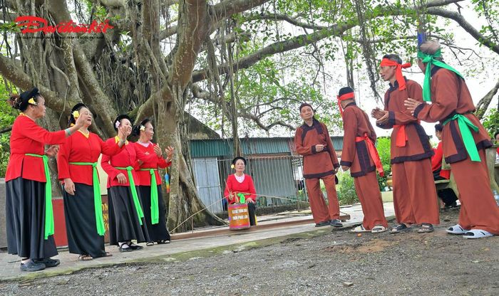 Những cuộc hát thường diễn ra tại sân đình, đầu làng, dưới gốc đa hay các khoảng sân rộng, thu hút đông đảo người dân đến thưởng thức và giao lưu.