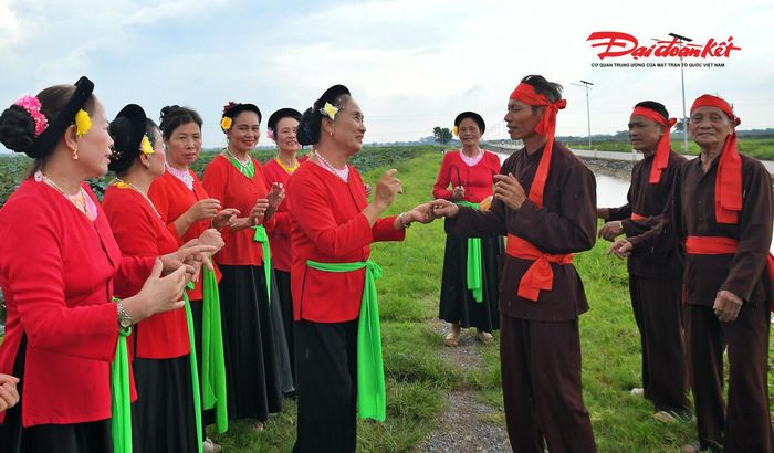 Thông qua phần hát chào, hai bên thiết lập mối quan hệ giao tiếp và chuẩn bị bước vào phần đối đáp chính thức.