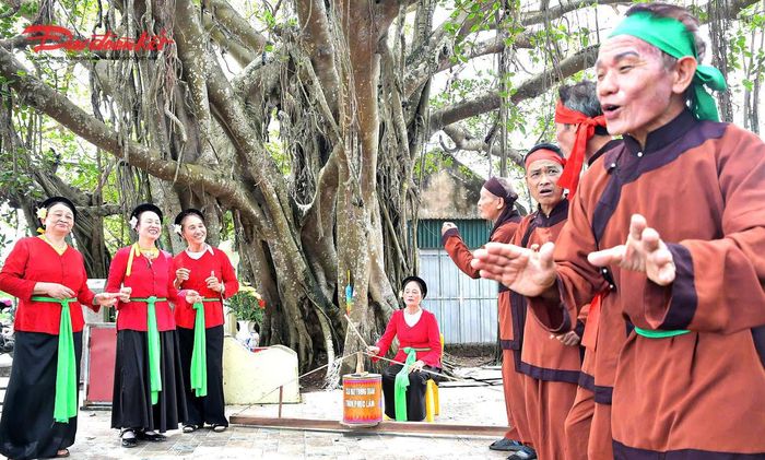 Điểm đặc sắc của hát trống quân Phúc Lâm là nghệ thuật đối đáp ứng tác giữa các tốp nam và nữ, đòi hỏi sự nhanh trí, vốn hiểu biết và khả năng sáng tạo của người hát.