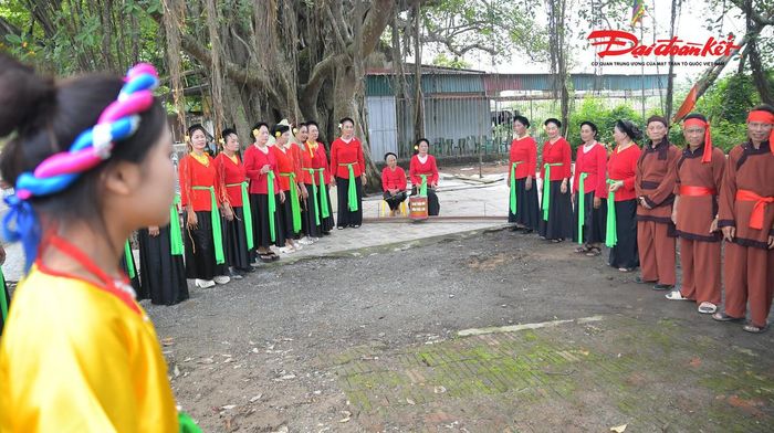 Khi cuộc hát kết thúc, hai bên cùng thực hiện phần hát giã bạn. Những lời ca chia tay thể hiện sự lưu luyến, trân trọng và lời hẹn gặp lại trong mùa hội năm sau. Đây không chỉ là phần kết thúc của một cuộc hát mà còn là biểu hiện sinh động của văn hóa ứng xử giàu tính nhân văn trong cộng đồng làng quê Bắc Bộ.