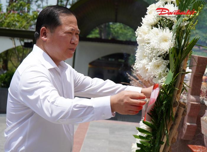 Ông Nguyễn Phi Long dâng hoa bày tỏ lòng biết ơn vô hạn đối với các thế hệ đi trước. Ảnh: HN.