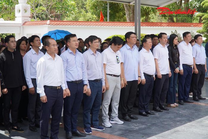 Ông Nguyễn Phi Long và đoàn công tác dâng hương, dâng hoa tại Khu mộ 10 nữ anh hùng liệt sĩ thanh niên xung phong ở Ngã ba Đồng Lộc. Ảnh: HN.