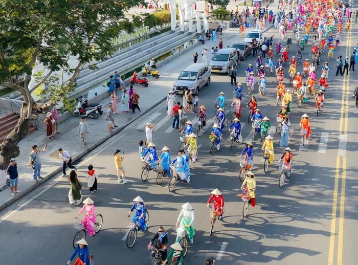Diễu hành bằng xe đạp trên phố với tà áo dài cờ đỏ sao vàng tại Festival Biển Khánh Hòa 2026.