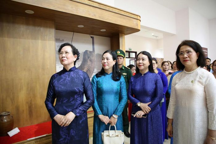Phó Chủ tịch Ủy ban Trung ương MTTQ Việt Nam, Chủ tịch Hội LHPN Việt Nam Lê Thị Thủy (bên trái) thăm quan bên trong Quần thể Tượng đài Mẹ Việt Nam anh hùng. Ảnh: NT.