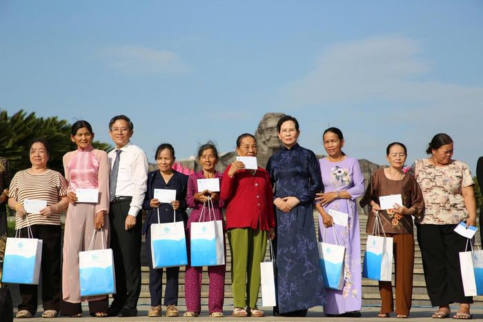 Phó Chủ tịch Ủy ban Trung ương MTTQ Việt Nam, Chủ tịch Hội LHPN Việt Nam Lê Thị Thủy (ở giữa) tặng quà cho các gia đình có công cách mạng. Ảnh: CĐ.