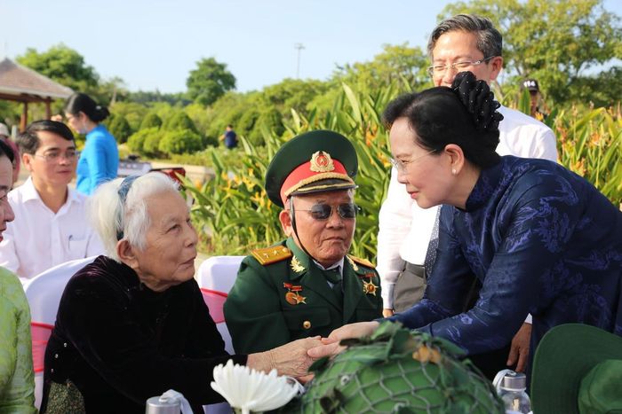 Phó Chủ tịch Ủy ban Trung ương MTTQ Việt Nam, Chủ tịch Hội LHPN Việt Nam Lê Thị Thủy ân cần thăm hỏi sức khỏe các Mẹ Việt Nam anh hùng. Ảnh: NT.