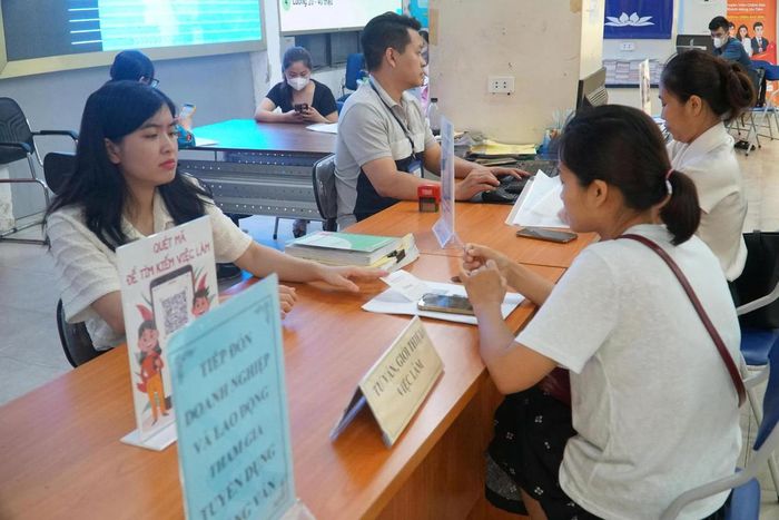 Lao động thất nghiệp tư vấn việc làm tại Phiên giao dịch việc làm dành cho lao động thất nghiệp tại Hà Nội. Ảnh: Tống Giáp
