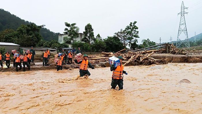 Các cán bộ, chiến sĩ thuộc lực lượng Bộ Chỉ huy Quân sự tỉnh Lai Châu vào Bản Chít đang bị cô lập do mưa lũ để tiếp tế cho người dân. Ảnh: LLVT tỉnh Lai Châu.