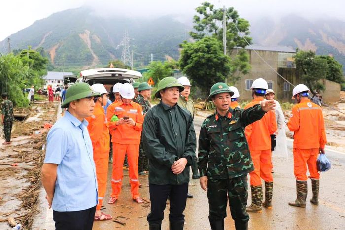 Cũng trong sáng 18/7, ông Hà Quang Trung - Chủ tịch UBND tỉnh Lai Châu xuống hiện trường chỉ đạo khắc phục hậu quả mưa lũ tại xã Mường Than. Ảnh: Công an tỉnh Lai Châu.