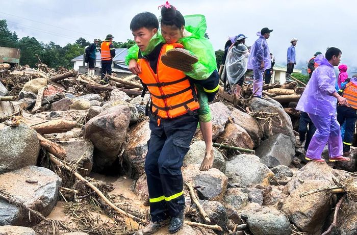 Quá trình kiên trì ứng cứu, toàn bộ 4 nạn nhân đã được đưa ra khỏi vùng nguy hiểm, đảm bảo an toàn tuyệt đối về sức khỏe. Ảnh: Công an tỉnh Lai Châu.