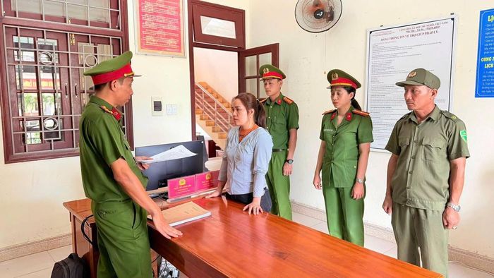 Lực lượng Công an TP Đà Nẵng đọc quyết định bắt Hoàng Thị Lý. Ảnh: CA Đà Nẵng.