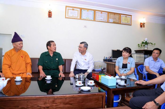 Bộ trưởng cùng đoàn công tác thăm hỏi và tặng quà thương binh Phương Văn Tài. Ảnh: MOF.