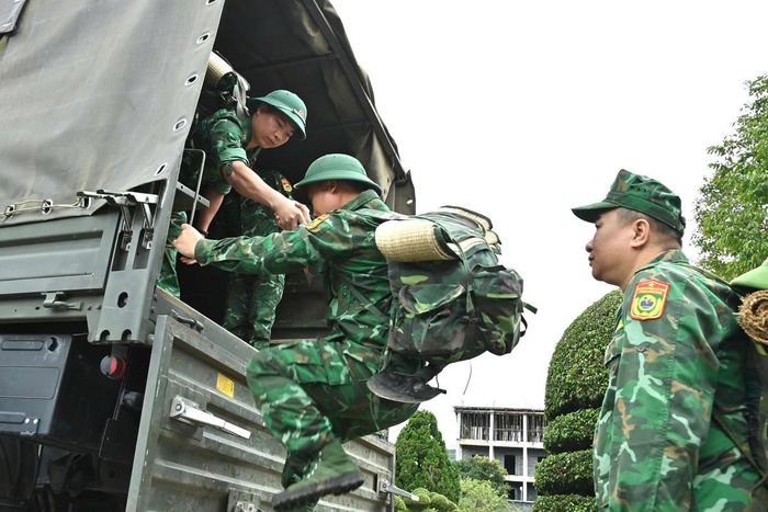 Chiến sĩ Bộ đội biên phòng lên xe đi thực hiện nhiệm vụ.
