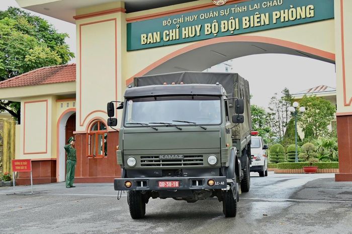 Bộ đội biên phòng lên đường thực hiện nhiệm vụ hỗ trợ người dân vùng lũ tại xã Mường Than và Than Uyên.