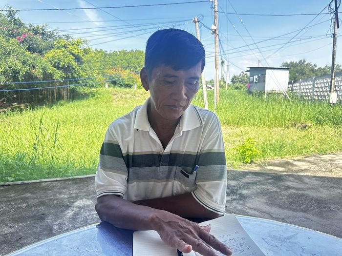 Ông Ngô Thanh Phong - Bí thư Chi bộ ấp La Ghi, rà soát kế hoạch tổ chức mô hình “Bữa cơm tri ân” hướng đến Ngày Thương binh - Liệt sĩ 27/7. (Ảnh: Trung Ngãi).