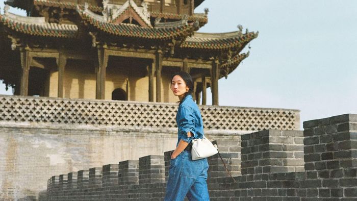 Người mẫu trong chiến dịch quảng bá của thương hiệu đồ xa xỉ tại Trung Quốc Songmont đứng trước một ngôi chùa. Ảnh: Songmont.