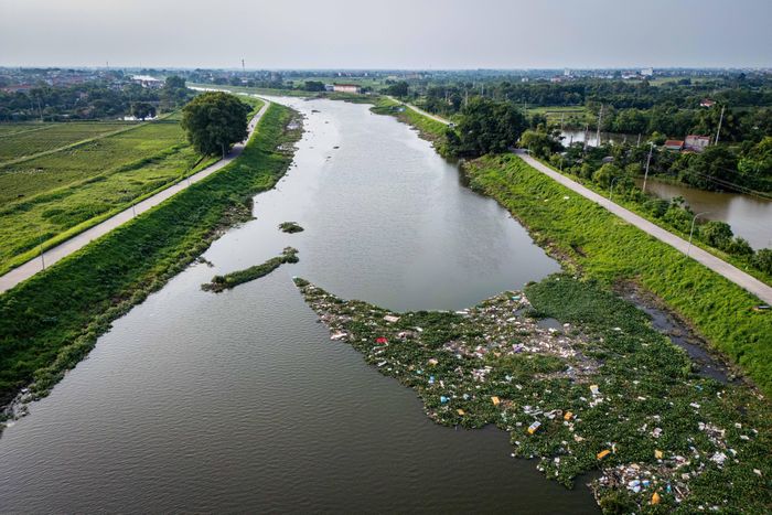  Chiều 15/7, tại Kỳ họp thứ năm, HĐND TP Hà Nội đã thông qua nghị quyết phê duyệt chủ trương Dự án đầu tư xây dựng, tu bổ xung yếu hệ thống đê điều, nạo vét và xử lý ô nhiễm môi trường sông Nhuệ theo phương thức PPP, hợp đồng BT (xây dựng - chuyển giao). Dự án có sơ bộ tổng mức đầu tư khoảng 75.115 tỷ đồng, do Tập đoàn Geleximco - Công ty CP làm nhà đầu tư, dự kiến triển khai trong giai đoạn 2026 - 2029. 
