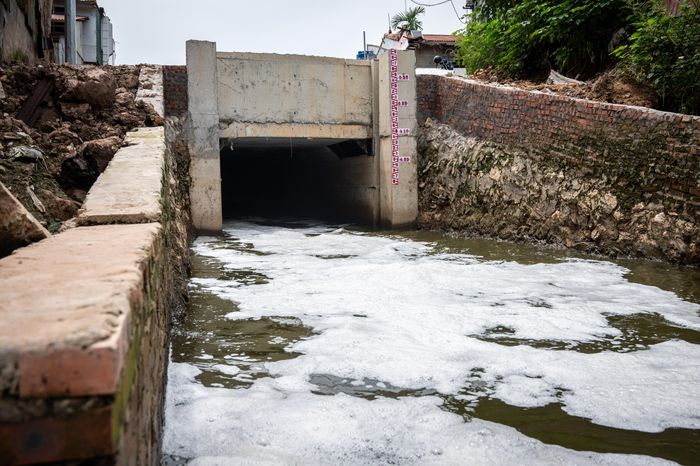  Một cửa xả trên đường Phúc Diễn xả nước thải nổi bọt trắng xóa. Đây là khu vực tập trung đông nhà xưởng, kho bãi cho thuê. Nguồn nước sông Nhuệ bị ô nhiễm do tiếp nhận nước thải sinh hoạt cùng nước thải từ các cơ sở sản xuất, làng nghề truyền thống trong khu vực. 
