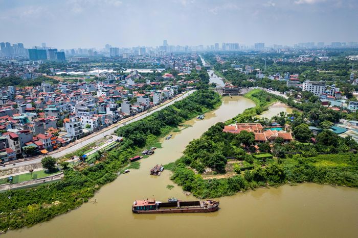  Đầu nguồn sông Nhuệ là cống Liên Mạc (phường Đông Ngạc), được thiết kế lấy nước sông Hồng ở cao trình 3,77 m. Tuy nhiên, những năm gần đây, mực nước sông Hồng đoạn này thường thấp hơn khả năng lấy nước của cống, khiến có thời điểm nước từ sông Nhuệ phải xả ngược trở lại sông Hồng. 