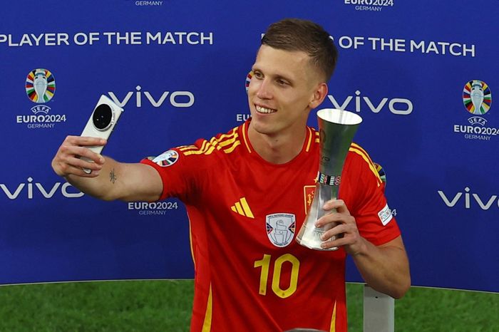  Olmo là số 10 của Tây Ban Nha. Ảnh: Reuters 