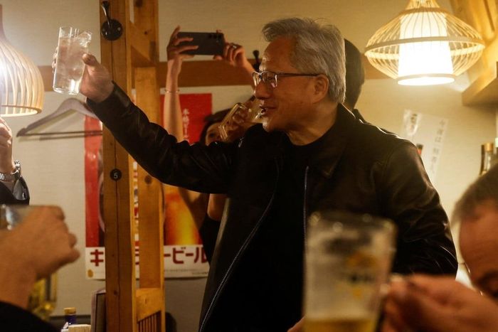  CEO Nvidia Jensen Huang nâng ly khai tiệc trong bữa tối tại một quán izakaya ở Tokyo, Nhật Bản, tối 15/7. Ảnh: Reuters. 