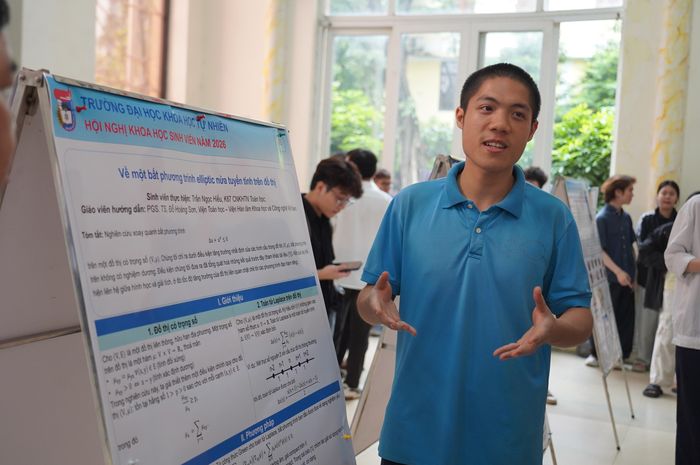 Ngọc Hiếu trình bày báo cáo tại Hội nghị khoa học sinh viên cấp trường năm 2026. Ảnh: HUS.