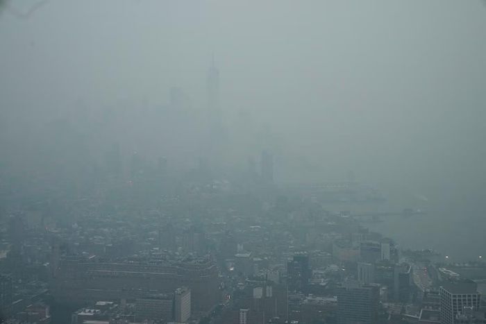 Tòa tháp One World Trade Center chìm trong màn khói cháy rừng, nhìn từ đài quan sát Edge ngày 16/7. Ảnh: Reuters. 