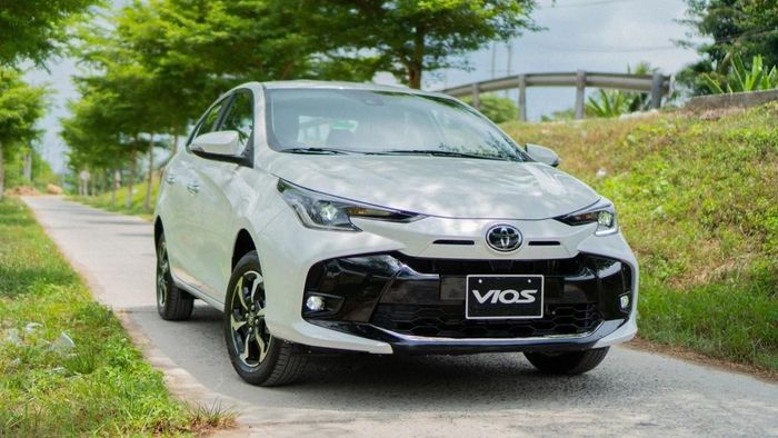 Sau khi cộng thêm chi phí trước bạ, phí đăng ký biển số, người mua cần chi đến hơn 500 triệu cho các mẫu xe xăng SUV cỡ A+ hay sedan B. Ảnh: TMV.