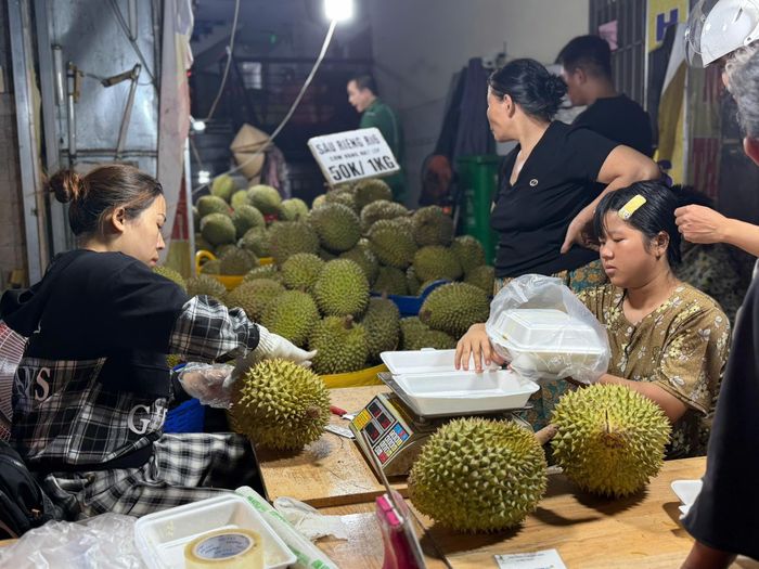 Sầu riêng giá rẻ thu hút đông đảo người mua hàng. Ảnh: Hà An.