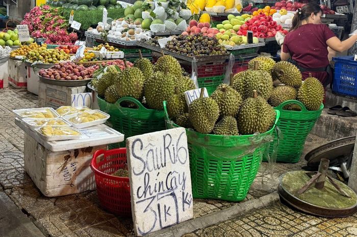 Giá sầu riêng năm nay giảm mạnh, có quầy bán chỉ 35.000 đồng/kg Ri 6. Ảnh: Hà An.