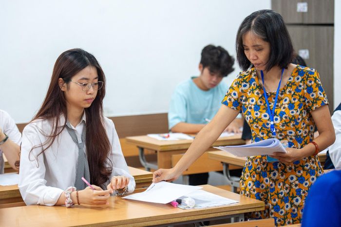 Cán bộ phòng thi trong kỳ thi tốt nghiệp THPT. Ảnh minh họa: Thế Bằng.