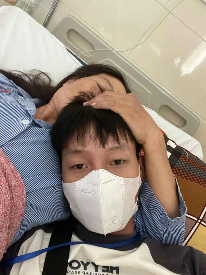 Anh Hải luôn ở bên chăm sóc mẹ trong hành trình chống chọi với bệnh tật.