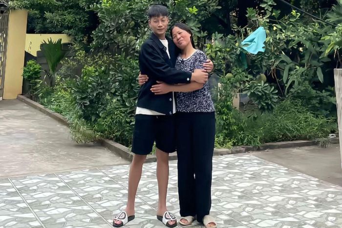 Anh Hải và mẹ chụp ảnh bên nhau.