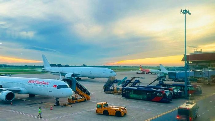 Sân bay Nội Bài đón 18,2 triệu lượt khách và hơn 111.000 lượt chuyến bay trong 6 tháng đầu năm. Ảnh: NIA.