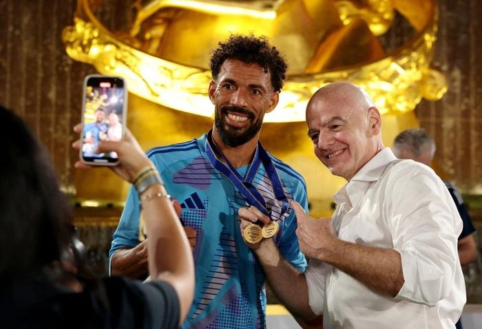 Vozinha chụp ảnh cùng chủ tịch FIFA Gianni Infantino tại sự kiện ở New York (Mỹ). Ảnh: Reuters.