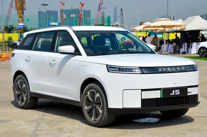 Jaecoo J5 BEV sở hữu thiết kế thân xe vuông vức đặc trưng thương hiệu. Hãng xe thuộc tập đoàn Chery cho biết thiết kế này cho phép tối ưu không gian sử dụng, đồng thời cung cấp khoang hành lý phía sau rộng rãi hơn.