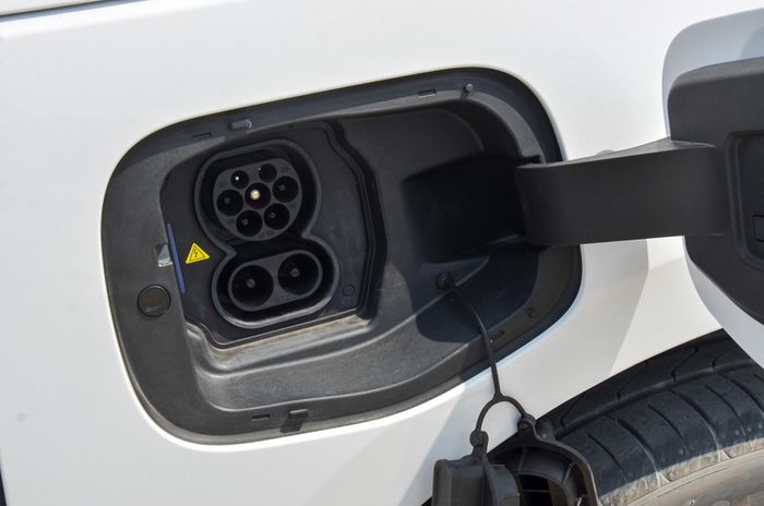Cung cấp năng lượng cho xe là gói pin dung lượng 58,9 kWh, cho phép Jaecoo J5 BEV vận hành trên quãng đường tối đa 461 km/lần sạc đầy, theo tiêu chuẩn NEDC.